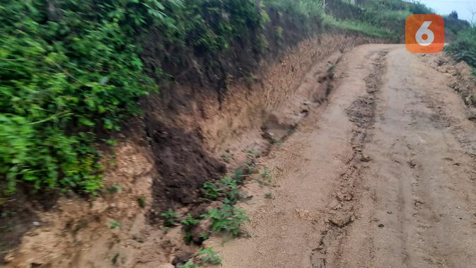 Akses jalan menuju bukit serut di Desa Singonegoro, Kecamatan Jiken, Kabupaten Blora. (Liputan6.com/Ahmad Adirin)