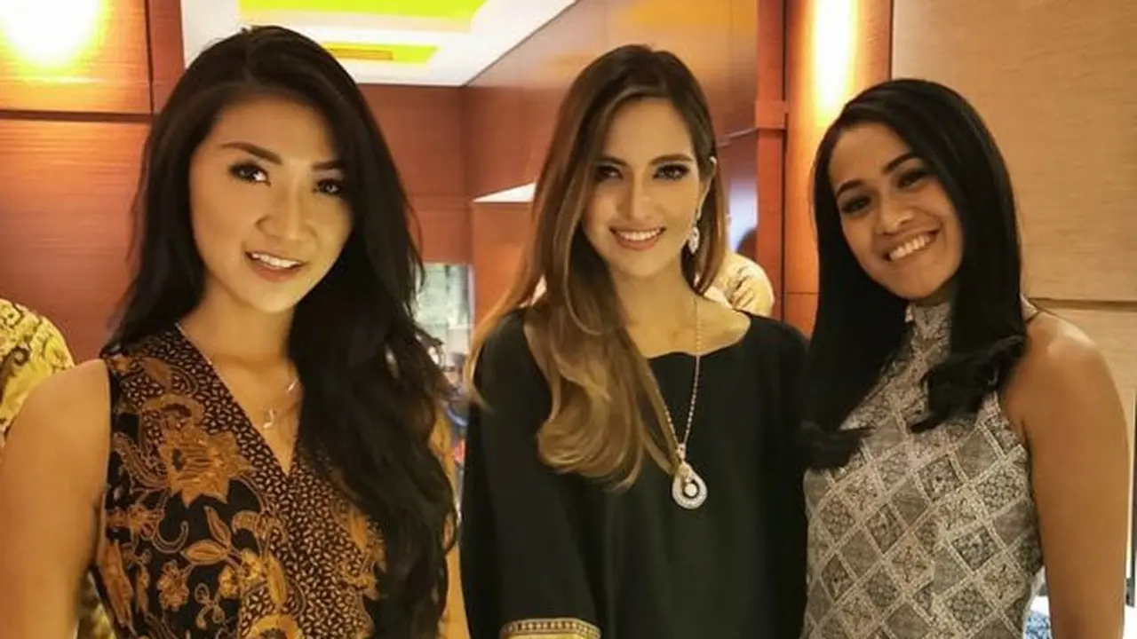 7 Potret Nia Ramadhani dengan Kalung Unik yang Curi Perhatian