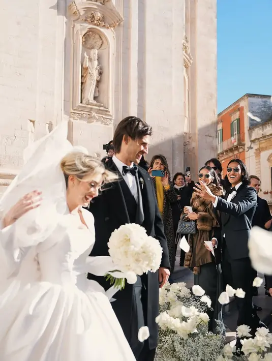 Momen bahagia tersebut diunggah oleh Sean Gelael, yang memperlihatkan Sean menjadi saksi pernikahan pembalap Ferrari tersebut. [Foto: Instagram/ Sean Glael]