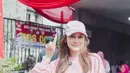 Luna Maya hadir sendiri saat nyoblos, ia memilih tampil serba pink. Mengenakan topi cap Alo dan sweater dipadukan celana denimnya. [@lunamaya]