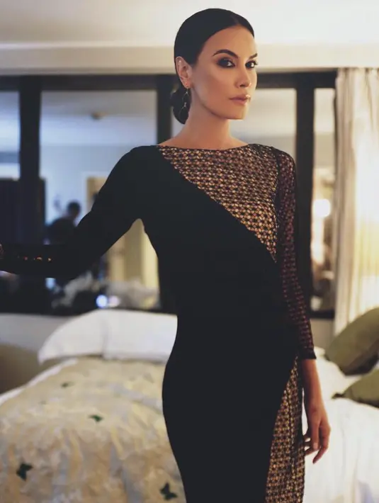 Sophia Latjuba gemar mengenakan busana warna hitam. Walaupun sudah tak muda lagi, akan tetapi kecantikannya seakan tidak luntur. (Foto: instagram.com/sophia_latjuba88)