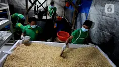 Para santri menyelesaikan pembuatan tempe di Pondok Pesantren Sirajussa'adah, Depok, Jawa Barat, Selasa (23/3/3021). Pembuatan tempe dengan merek Tempe Santri ini mampu diproduksi lebih dari dua kwintal per hari. (merdeka.com/Arie Basuki)