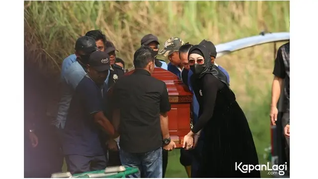 Ikut Gotong Peti Jenazah, Ini 6 Momen Angelina Sondakh di Pemakaman Sang Ayah