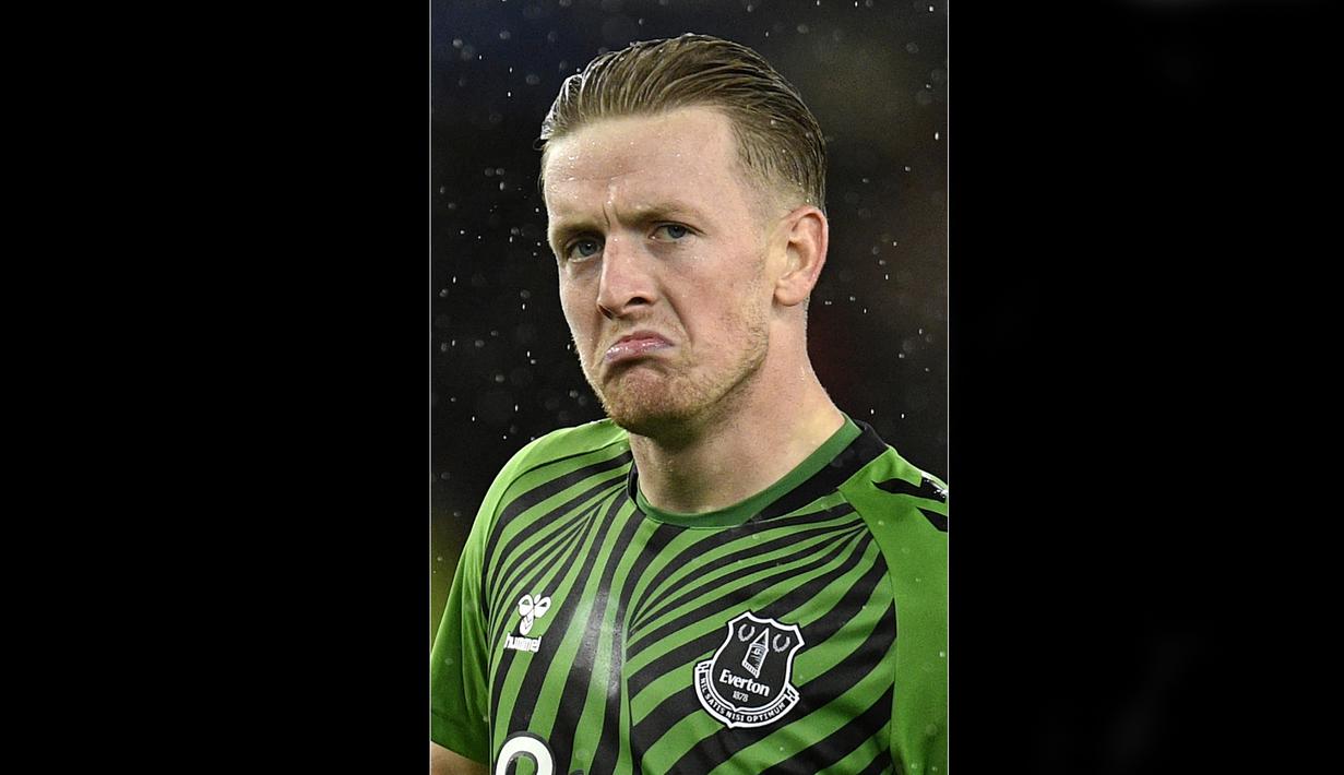 Begini ekspresi Pickford usai dua kali gagal memanfaatkan tendangan sudut yang diperoleh Everton di menit akhir pertandingan. (AFP/Oli Scarff)