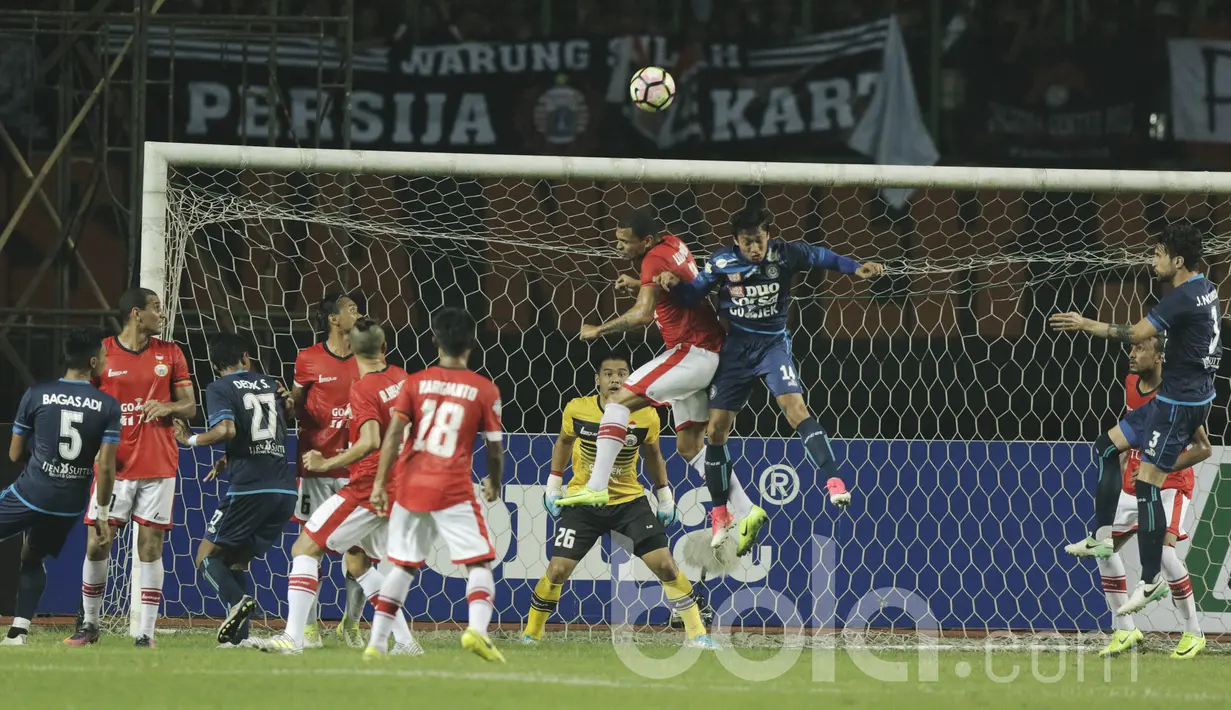Pemain Arema, Arif Suyono, duel udara dengan pemain Persija, Luis Junior pada laga lanjutan liga 1 Indonesia di Stadion Patriot, Bekasi, Jumat (02/06/2017). Persija Menang 2-0. (Bola.com/M Iqbal Ichsan)