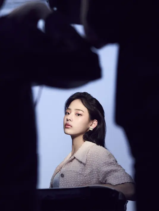 Minji juga mengenakan CAMÉLIA FUTURA Exclusive Creation Blush, yang memberikan rona pipi natural dengan gradasi pink hingga aprikot. Tampilan ini semakin diperindah dengan FLUIDE ENLUMINEUR, yang menambahkan kilau subtil berwarna pink dengan shimmer hijau, menciptakan efek cahaya dari dalam yang halus. [Dok/CHANEL].