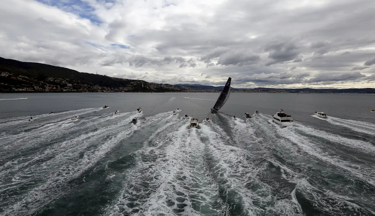 Kapal layar Robertissima III dari Italia bersaing pada lomba Barcolana di Pelabuhan Trieste, Italia, Minggu, (13/10). Barcolana merupakan salah satu perlombaan kapal layar tahunan terbesar di dunia yang dimulai sejak 1969. (REUTERS/Stefano Rellandini)