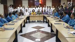 Ketua Pansel KPK periode 2019-2023, Yenti Ganarsih (ketiga kiri-duduk) bersama Kepala RSPAD Gatot Soebroto, Mayjen TNI dr Terawan Agus Putranto (keempat kiri-duduk) memberi sambutan kepada Capim KPK yang akan menjalani tes kesehatan, Jakarta, Senin (26/8/2019). (Liputan6.com/Helmi Fithriansyah)