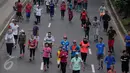Peserta ToleRun 2016 berbaur dengan pengguna jalan lainnya saat lari di kawasan Jalan Jend Sudirman, Jakarta, Minggu (20/11). Diikuti ratusan peserta, ToleRun 2016 dilaksanakan serentak di 31 kota di Indonesia. (Liputan6.com/Helmi Fithriansyah)