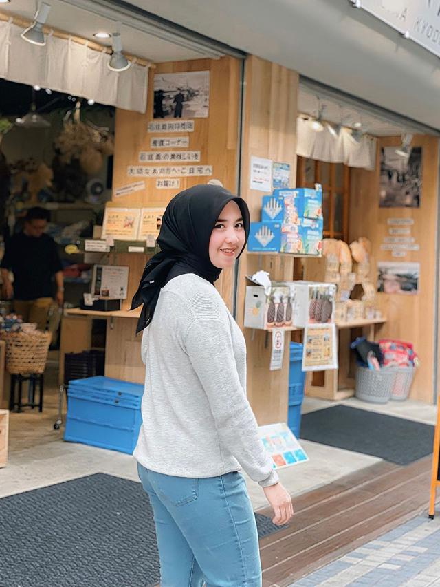 Potret Salmania yang diisukan dekat dengan Teuku Ryan (Sumber: Instagram/@salmaniia.f)