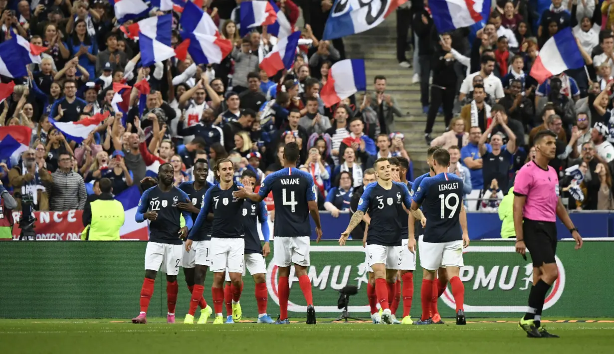 Para pemain Prancis merayakan kemenangan atas Albania pada laga Kualifikasi Piala Eropa 2020 di Stade de France, Paris, Sabtu (7/9). Prancis menang 4-1 atas Albania. (AFP/Lionel Bonaventure)