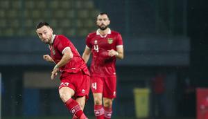 Aksi gelandang Timnas Indonesia Marc Klok saat berhadapan dengan Burundi, Sabtu (25/3/2023) malam WIB. (c) Bola.net/Bagaskara Lazuardi