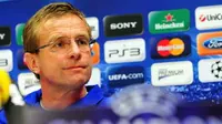 Pelatih Schalke 04 Ralf Rangnick menghadiri konferensi pers pada 4 April 2011 jelang leg pertama perempat final Liga Champions melawan Inter Milan di Stadio Giuseppe Meazza. AFP PHOTO/GIUSEPPE CACACE