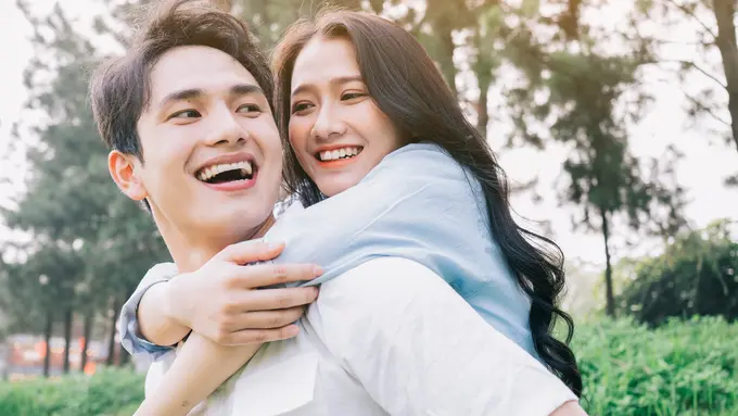 perempuan dan pasangan yang dekat
