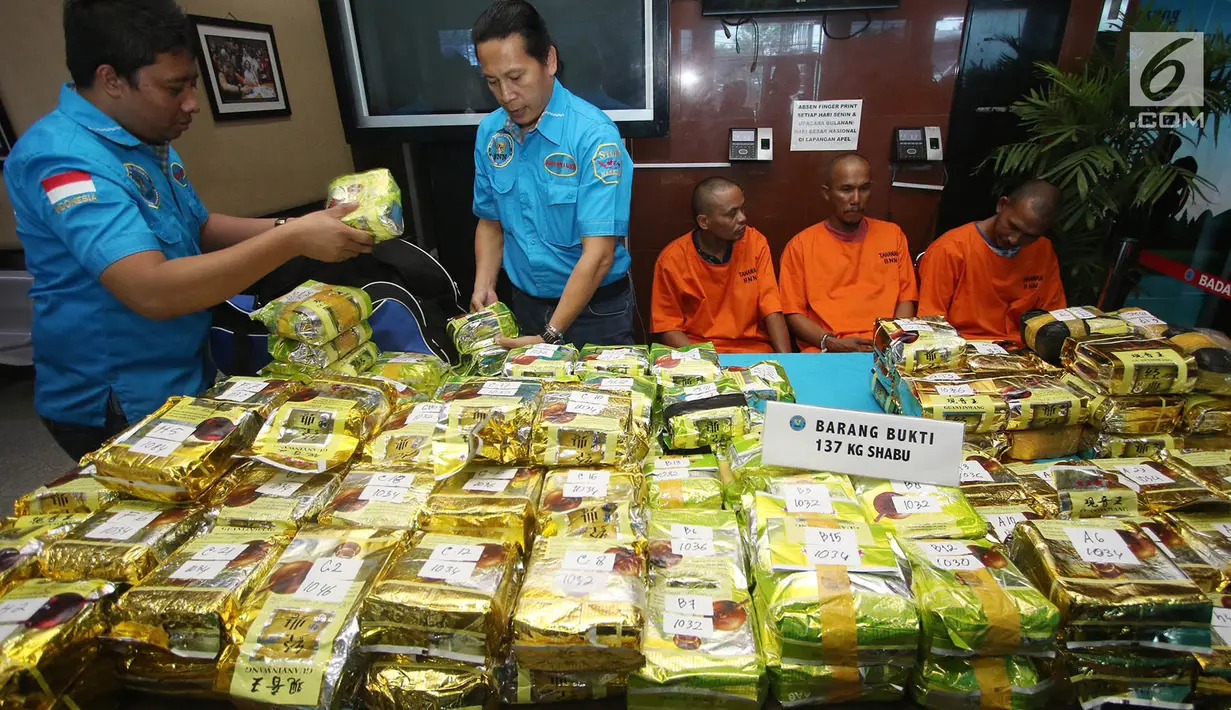 Petugas menyiapkan barang bukti kasus penyelundupan narkotika di Jakarta, Rabu (27/9). BNN bersama Bea Cukai berhasil menggagalkan upaya penyelundupan 137,69 kg sabu dan 42.500 butir pil ekstasi di wilayah Aceh. (Liputan6.com/Immanuel Antonius)