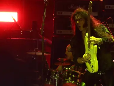 Gitaris asal Swedia, Yngwie Malmsteen saat tampil di pagelaran Hammersonic Festival di Pantai Carnival, Ancol, Jakarta, Sabtu (4/5/2024). (Liputan6.com/Herman Zakharia)