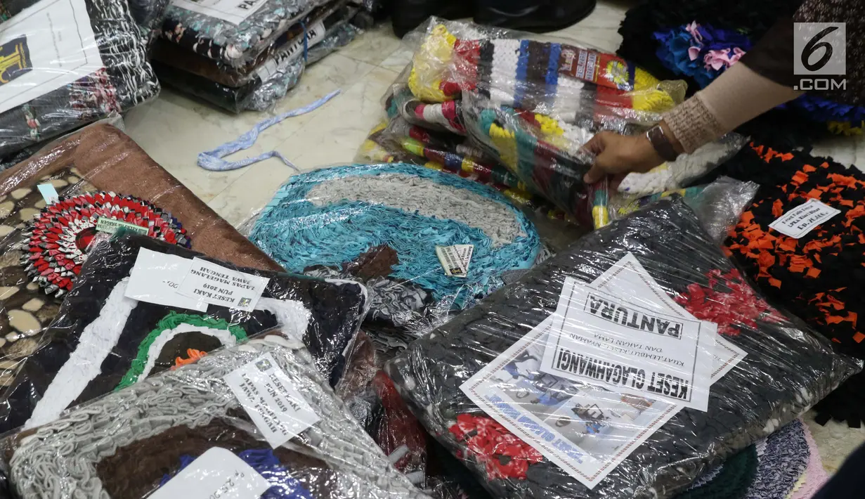 Pengunjung melihat-lihat hasil kerajinan tangan pada Pameran Produk Unggulan Narapidana di Plasa Pameran Industri Kemenperin, Jakarta, Selasa (26/3). Pameran ini dibuka oleh Wapres RI, Jusuf Kalla bersama Menkumham, Yasonna Laoly dan Menperin, Airlangga Hartarto. (Liputan6.com/Helmi Fithriansyah)