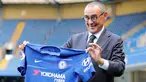 Pelatih baru Chelsea, Maurizio Sarri berpose dengan jersey tim usai konferensi pers di Stamford Bridge di London (18/7). Maurizio Sarri menggantikan pelatih sebelumnya Antonio Conte. (AFP Photo/Tolga Akmen)