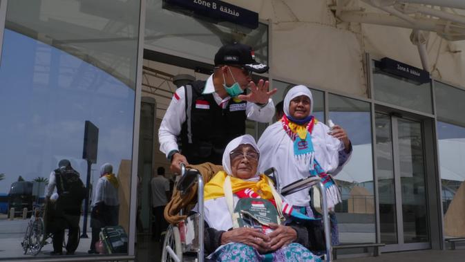 Petugas Haji Indonesia 2019 membantu jemaah di Bandara Prince Mohammed bin Abdul Aziz. Foto: Darmawan/MCH