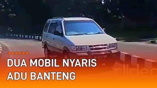 VIDEO: Tak Paham Jalan, Dua Mobil Nyaris Adu Banteng