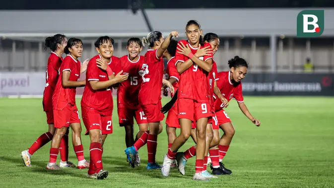 Selebrasi para pemain Timnas putri Indonesia merayakan gol kedua ke gawang Singapura yang dicetak Claudia Scheunemann (ketiga kanan) pada laga uji coba internasional di Stadion Madya, Gelora Bung Karno, Senayan, Jakarta, Selasa (28/5/2024). (Bola.com/Bagaskara Lazuardi)
