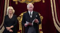 Raja Charles III (kanan) dan Permaisuri Camilla saat upacara proklamasi bersama Dewan Aksesi di Istana St. James, London, Inggris, Sabtu (10/9/2022). Pada acara itu, Raja Charles III menyampaikan pidato di hadapan sejumlah pejabat, termasuk mantan perdana menteri. (Victoria Jones/Pool Photo via AP)