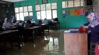 Dinas Pendidikan Kabupaten Indramayu memutuskan untuk menunda pelaksanaan USBN karena banjir akibat luapan Sungai Cimanuk semakin meluas. Foto (Liputan6.com / Panji Prayitno)