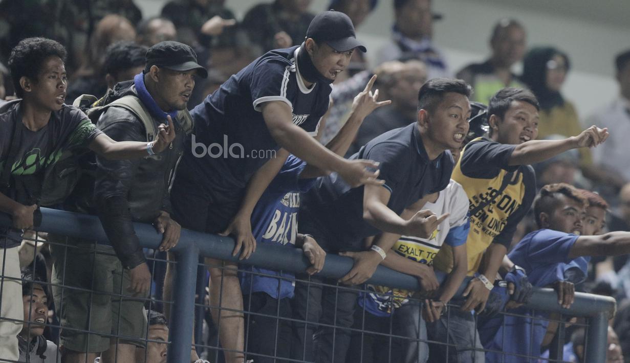 Sejumlah bobotoh melakukan aksi protes kepada pemain PSM Makassar saat laga lanjutan Liga 1 di Stadion GBLA, Bandung, Rabu, (5/7/2017). (Bola.com/M Iqbal Ichsan)