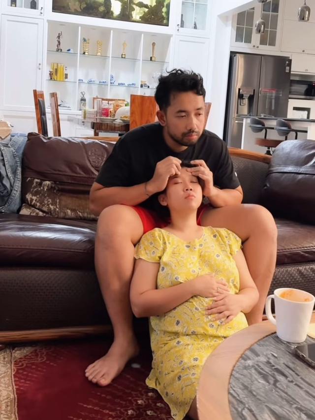 Kiky Saputri dan Muhammad Khairi mengumumkan kehamilan Kiky pada unggahannya (Instagram/@kikysaputrii dan @poykhairi)