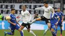 Gelandang Eintracht Frankfurt, Daichi Kamada (kanan) melepaskan tendangan saat menghadapi Schalke dalam laga Bundesliga 2022/2023 di Frankfurt (21/1/2023). Pemain yang sejak awal musim 2017/2018 membela Eintracht Frankfurt ini menjadi pesepak bola Jepang dengan nilai pasar tertinggi. Saat ini Daichi Kamada memiliki nilai pasar senilai 30 juta euro atau setara Rp488 miliar. (AFP/Daniel Roland)