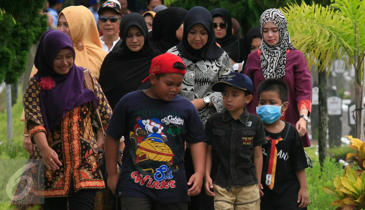 Sejumlah anggota keluarga ikut mengantar jenazah Pilot Mayor Pnb Ifi Safatilah di Taman Makam pahlawan Kusuma Negara, Yogyakarta, (11/2). Mayor Pnb Ifi Safatilah merupakan korban jatuhnya pesawat Super Tucano.(Boy Harjanto)