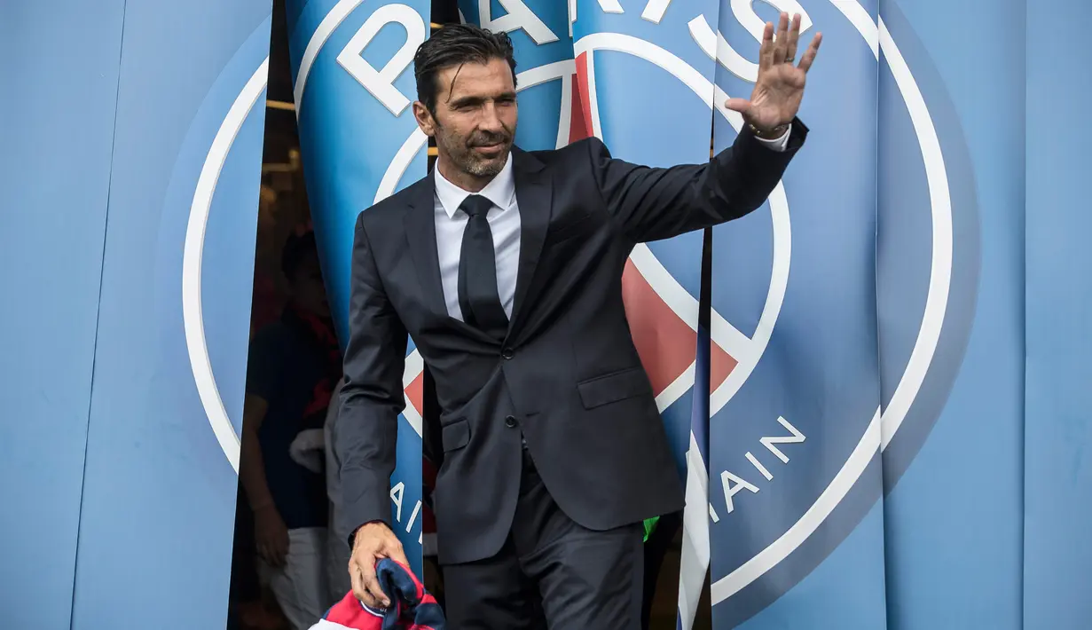 Kiper anyar PSG, Gianluigi Buffon berpose untuk fotografer pada sesi perkenalan di stadion Parc des Princes, Paris, Senin (9/7). Paris Saint-Germain ( PSG) secara resmi memperkenalkan Gianluigi Buffon sebagai pemain baru. (AP/Jean-Francois Badias)