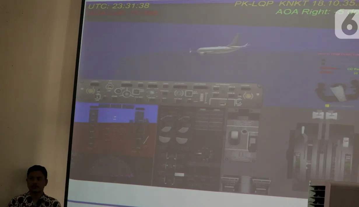 Layar monitor memperlihatkan hasil investigasi kecelakaan pesawat Lion Air JT 610 dalam konferensi pers di Kantor KNKT, Jakarta, Jumat (25/10/2019). Ada sembilan faktor yang berkontribusi dalam kecelakaan pesawat Lion Air JT 610 pada 29 Oktober 2018 di Tanjung Karawang. (Liputan6.com/Johan Tallo)