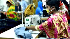 Aktivitas pekerja di pabrik garmen di Dhaka, Bangladesh (12/8/2020). Pendapatan ekspor Bangladesh pada Juli tercatat lebih dari 44 persen lebih tinggi dibandingkan Juni, yang berarti sektor ekspor di negara itu kembali berangsur normal setelah menderita dampak serius akibat pandemi COVID-19.(Xinhua)
