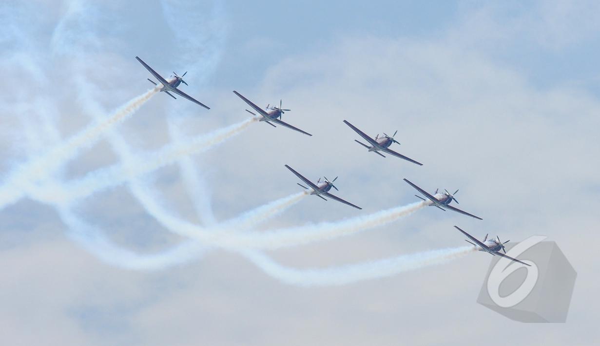 Tim Jupiter Aerobatic TNI AU beraksi dalam peringatan Hari Ulang Tahun ke-69 TNI AU Tahun 2015 di Pangkalan Udara Halim Perdanakusuma, Jakarta, Kamis (9/4/2015). Acara tersebut menampilkan demo darat dan atraksi udara. (Liputan6.com/Herman Zakharia)