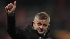 Pelatih Manhcester United, Ole Gunnar Solskjaer mengacungkan jempol kepada penggemar setelah pertandingan melawan AZ Alkmaar pada grup L Liga Europa di stadion ADO Den Haag, Belanda (3/10/2019). MU bermain imbang 0-0 atas AZ Alkmaar. (AP Photo/Peter Dejong)