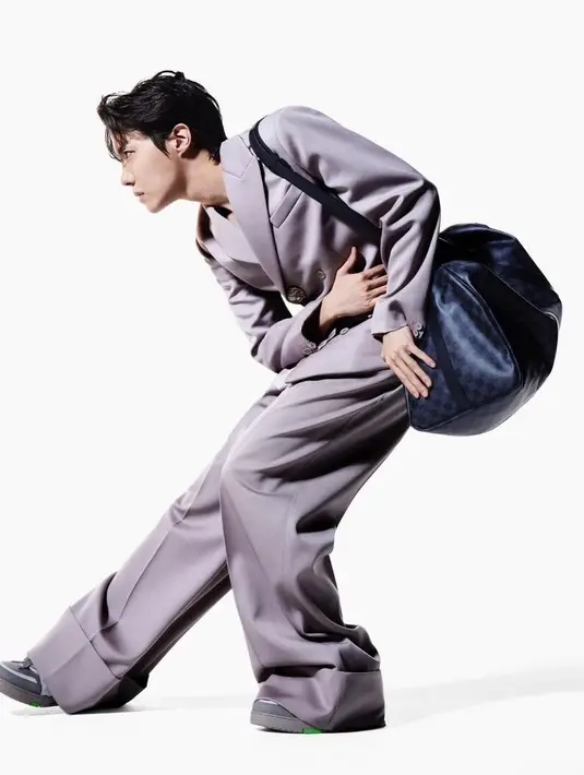 J-Hope sebagai main dancer di BTS pun mengambil potretnya dengan pose seperti sedang menari. Ia juga tampil mengenakan pakaian formal dengan setelan suit sambil membawa tas Keepall LV warna hitam. Credit: Louis Vuitton