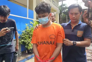 Polisi menangkap pelaku teror bom terhadap 10 sekolah di Depok, Jawa Barat. Tersangka atas nama Hylmi Rafif Rabbani alias HRR (23) menjalankan aksinya menggunakan akun email mengatasnamakan Kamila, yang merupakan mantan kekasihnya. (Liputan6.com/Dicky Agung Prihanto)