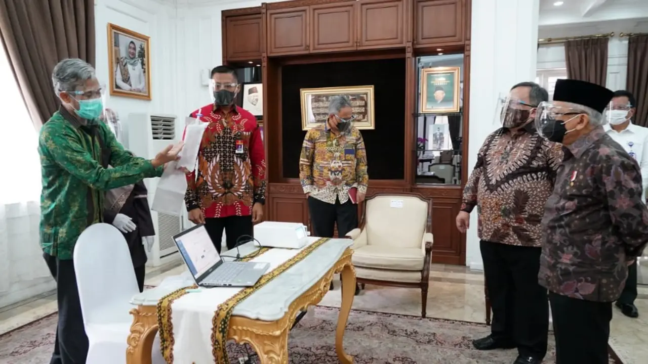 Menristek Bambang Brodjonegoro menyerahkan GeNose C19 kepada Wakil Presiden Ma'ruf Amin.