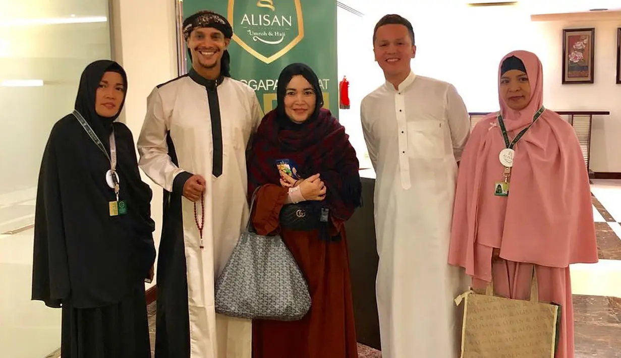 Seperti kebanyakan orang, Umi Kalsum pun mengunggah foto-foto di akun Instagram pribadinya @mom_ayting92_ da terlihat wajah bahagianya bisa kembali menginjakan kaki di tanah suci tersebut. (Instagram/mom_ayting92_)