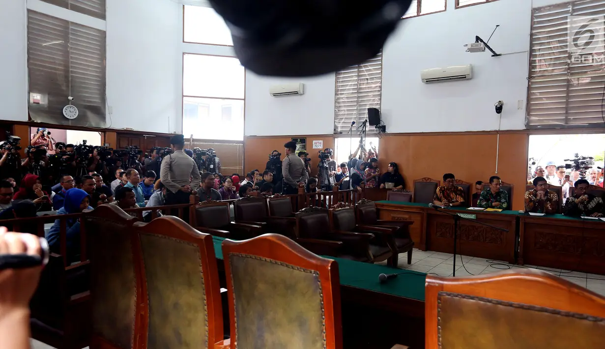 Petugas kepolisian berjaga di dalam ruang sidang praperadilan Ketua DPR Setya Novanto di PN Jakarta Selatan, Kamis (30/11). Sidang praperadilan tersangka korupsi e-KTP Setya Novanto ditunda lantaran ketidakhadiran pihak KPK. (Liputan6.com/Johan Tallo)