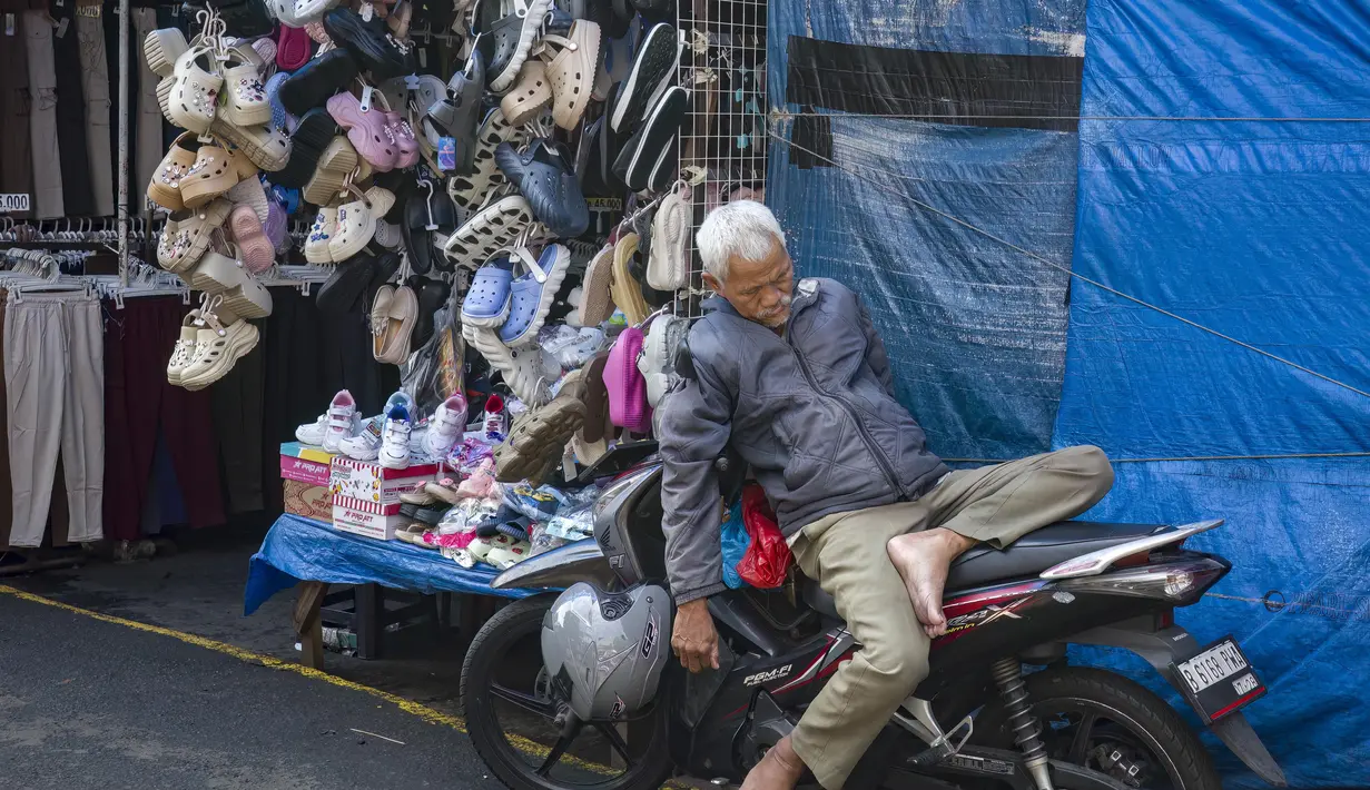 Dana Moneter Internasional (IMF) juga memprediksi pertumbuhan ekonomi Indonesia berada dikisaran 4,7 persen untuk tahun 2025 dan 2026 atau turun dari proyeksi sebelumnya sebesar 5,1 persen. (BAY ISMOYO/AFP)