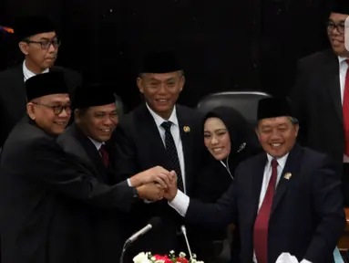 Ketua DPRD DKI Jakarta Prasetio Edi Marsudi (tengah) bersama pimpinan lainnya saat Rapat Paripurna di Gedung DPRD DKI Jakarta, Rabu (19/2/2020). Rapat membahas Rancangan Peraturan DPRD dan pengesahan soal Tata Tertib (Tatib) Dewan dan Pemilihan Calon Wakil Gubernur. (Liputan6.com/Angga Yuniar)