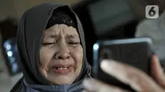 Warga bermaaf-maafan dengan keluarga melalui panggilan video saat halalbihalal Idul Fitri di Jakarta, Minggu (24/5/2020). Halalbihalal virtual menjadi alternatif bersilaturahmi dengan keluarga di kampung halaman akibat tidak dapat mudik karena wabah virus COVID-19. (merdeka.com/Iqbal S. Nugroho)