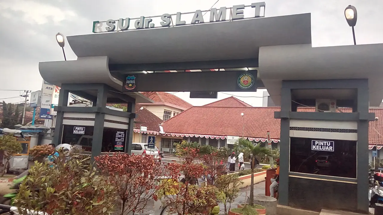 Gerbang utama RSUD dr. Slamet Garut, Jawa Barat