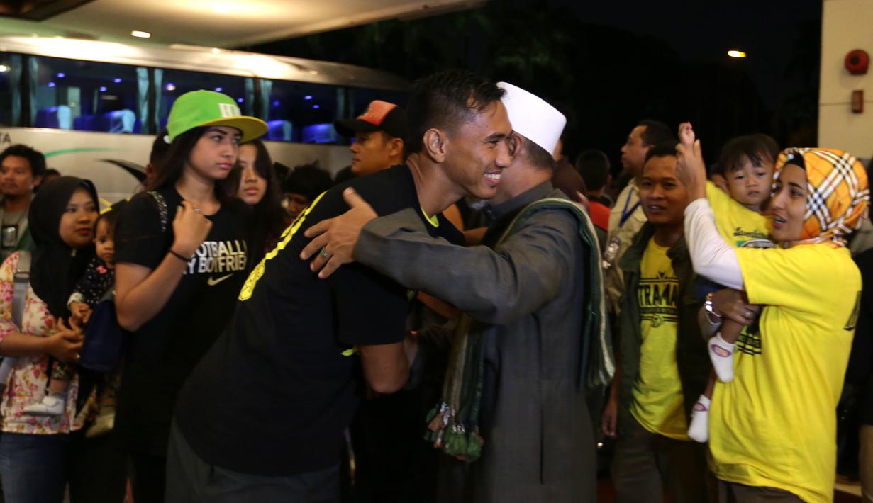 Pemain Mitra Kukar, Zulkifli Syukur, disambut suporter Mitra Kukar saat tiba di Hotel Sultan, Jakarta, seusai menjuarai Piala Jenderal Sudirman, Minggu (24/1/2016). (Bola.com/Arief Bagus)