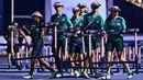 Sejumlah volunter sedang mempersiapkan lintasan cabang olahraga heptathlon 100m rintangan putri di Olimpiade Paris 2024 di Stade de France, Paris, Prancis pada 8 Agustus 2024. (AFP/Jewel Samad)