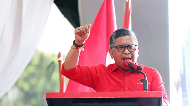 Sekretaris Jenderal (Sekjen) PDI Perjuangan (PDIP) Hasto Kristiyanto saat safari politik dan konsolidasi di kantor DPC PDIP Tangerang Selatan, Banten, Senin (11/12/2023).