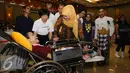 Menteri Sosial, Khofifah Indar Parawansa berkomunikasi dengan salah satu penyandang disabiltas di Jakarta, Senin (28/12/2015). Mensos memberikan bantuan sejumlah fasilitas penunjang bagi penyandang disabilitas. (Liputan6.com/Helmi Fithriansyah)