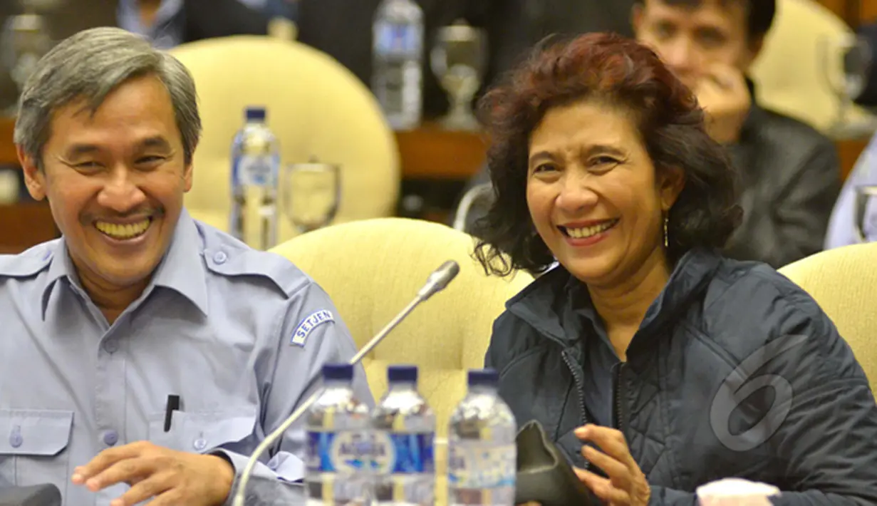 Menteri Susi Pudjiastuti (kanan) terlihat tertawa bersama Sekjen KKP Syarif Widjaja saat rapat kerja dengan Komisi IV DPR RI, Jakarta, Kamis (12/02/2015). Rapat membahas APBN-P Tahun Anggaran 2015. (Liputan6.com/Andrian M Tunay)